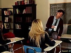 Essa novinha colegial não resistiu ao coroa metendo forte na fantasia safada