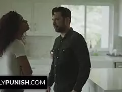 Padrastro americano enseña una lección a Scarlit Scandal