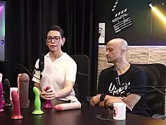 As Texturas Dos Pênis E Serve Para Masturbação E Prótese E As Vantagens - Eilani Quina E Victor Luciano - Upper Toys Sheer Red