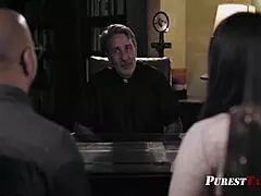 ¡Sacerdote pervertido chantajea a la novia Gia Paige en la iglesia para sexo oral! 😱
