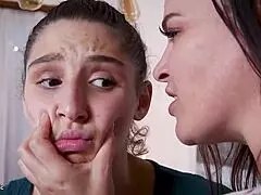 زوجة الأب ببزاز كبيرة تهيمن على بنت زوجها في ثلاثي خيالي ساخن