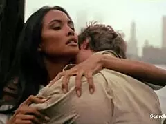 Laura Gemser spielt in Emanuelle und die letzten Kannibalen 1977