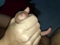 Би куколд масаж на простата, съпругата мастурбира с огромен изстрелка Карина и Лукас