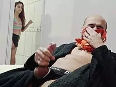 אשת חבר תפסה אותי מריח תחתונים, דיבור מלוכלך עם חמות. נערה 18+ שובבה עם דוד!