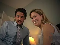 Cherie slikker fitte og får creampie mens hun ser porna