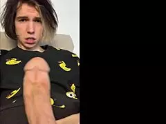 Roztomilý Rus se honí čurákem a stříká v horkém videu!