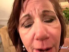 Сводная тётя Мари, 60 лет, сосёт член и играет в колготках от первого лица