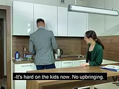 Przyłapałem siostrę przyrodnią na masturbacji, potem ją wyruchałem 😈