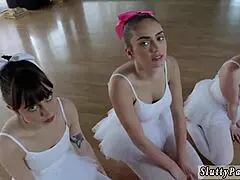 Експлозивна чешка тийн 18+ оргия избухва на рожден ден в общежитие с балерини!