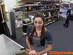 Obilna zalogajna cura samo razmakne noge za tvrdi kurac 😜