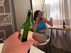 Biusty żona wymyka się na mokrą zabawę z nieznajomym za kasę na wakacjach