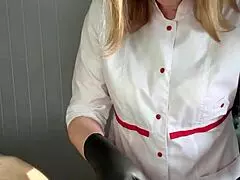 Ruska mojstrica Sugarnadya brije dlake na penisu pred nenadno bolnišnično ejakulacijo