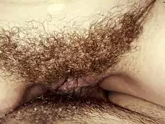 Poslechni si sladké sténání mé sexy holky při divokých orgasmech, její drobná postava zvládá můj obrovský penis!