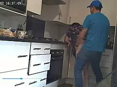 Ukryta kamera łapie żonę na seksie z dostawcą