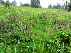 Грудастая пышная милфа играет с огурцом на улице в публичном фетише