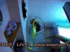 Смотри, как юная 18+ с большими сиськами дрочит их на публике?