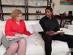 Sexi PAWG Sara Jay tvárou šuká a dostane tvrdý úder do pičky 🔥