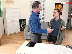 סטודנטית תרזה מזדיינת חזק באודישן ראשון