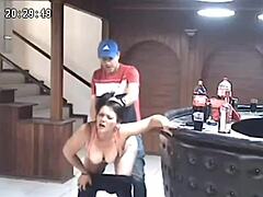 Еј, ухватио сам жену на шпијунској камери у дивљој тучњави!