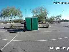 Puszysta dziewczyna ssie kutasa w gloryhole na boisku, o rany!