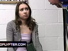 Små collegepige fanget i tyveri disciplineres med stor pik i butikkens baglokale