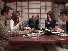 Beleza japonesa leva gozada dentro em festa selvagem no bairro