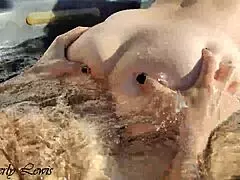 Vonkajšia vaňa sa mení na mokrú trojku pre Kimberly Lewis a kamošky 4K 😏