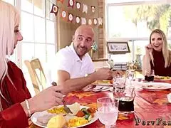 Маћеха шамара тинејџерку 18+ пасторку у интензивној табу породичној игри