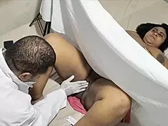 Geheime gynaecoloog verleidt mollige patiënt en boort haar natte gaatje zonder toestemming