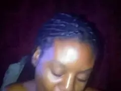 Mlađa sestra Katt Williams daje sloppy deepthroat u divljem POV-u