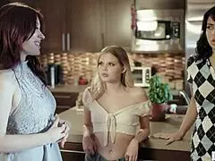 Stepmom Jessica Ryan shows lesbian tricks to Leda and Coco 😜