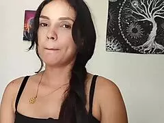 Amadora latina grita em entrevista de emprego quente com tapas em tetas enormes e bunda grande