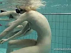 Loris en Okunewa duiken in lesbische onderwater geilheid! 🏊‍♀️