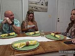 Hijita se cuela para acción bajo la mesa con su padrastro mientras la madrastra no está