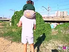 Midget Babe Muñequita Driller med Offentlige Blowjobs Sammen med Potro i Spansk Udendørs Scene