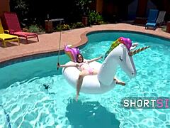 Min lille stedsøster og store stedbror går amok med at slikke hinanden!