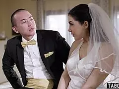 Ιταλίδα Νύφη Valentina Nappi Παίρνει Buttplug την Ημέρα του Γάμου