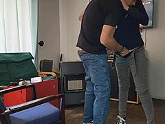 पड़ोसी की बीवी को स्टैंडिंग मिशनरी में चोदा, पति बाथरूम में बेखबर!