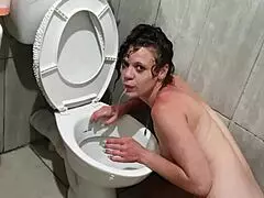 Tynd toilet ludder pisser i ansigtet under ydmygelse i stram fisse scene