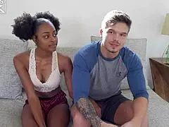 شاب أشعر يفرغ طلقة لبن كبيرة على فتاة بريئة جديدة.