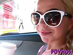 Drobná 18+ tínedžerka hlce kokot