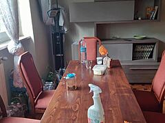 limpei a mesa do vizinho e tirei a calcinha, sera que ele vai gostar? 😏