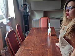 limpei a mesa do vizinho e tirei a calcinha, sera que ele vai gostar? 😏