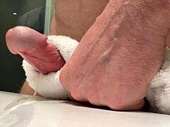 oh wow, me masturbating to orgasm again!