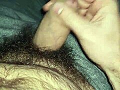 ei, hoje é dia de bater uma punheta vendo meu pau peludo e axilas cabeludas no striptease solo