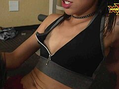 novinha chupou e sentou no pau grande do tiozão depois da academia