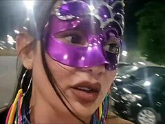 Sem pau flashes big clit in car during carnaval