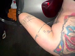 Parei com o carro no meio da rua para fuder a bucetinha das minhas amigas em público com todo mundo vendo