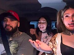 Motorista De Aplicativo Chupa Peitos Durinho E Pequenos Da Passageira Novinha De 18 Anos Até Gozar No Banco!