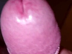 figliastro con cazzo grosso arriva e trova mutandine della matrigna, si sega nel salone rischiando scoperta. geme forte con sborrata da ingoio in dirty talk.